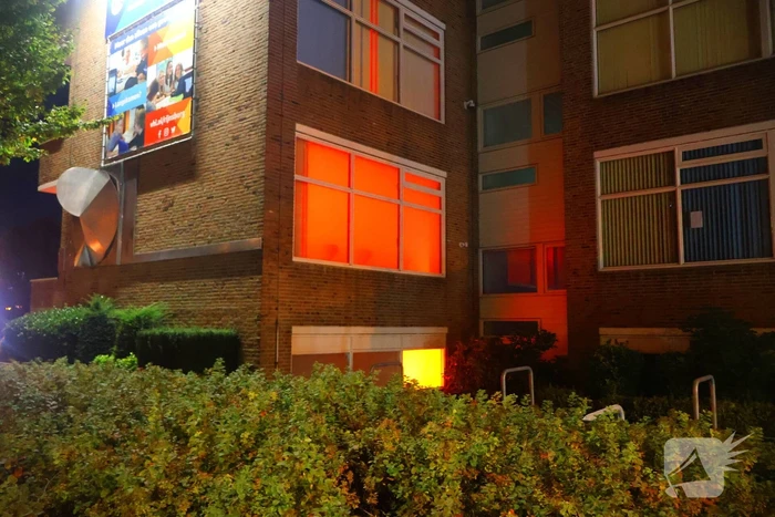 Auto op de kop bij brandend schoolgebouw tijdens grote brandweeroefening