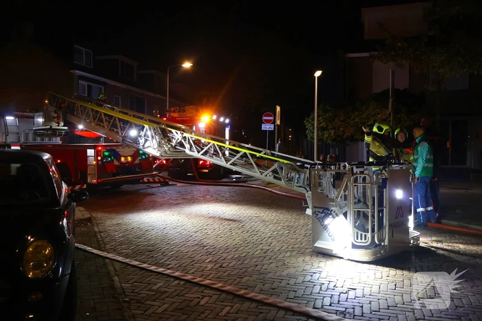 Auto op de kop bij brandend schoolgebouw tijdens grote brandweeroefening