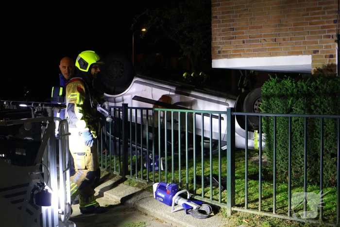 Auto op de kop bij brandend schoolgebouw tijdens grote brandweeroefening