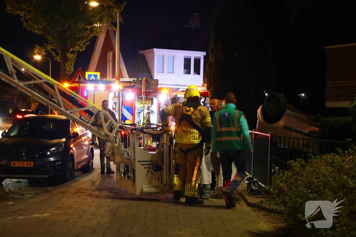 Auto op de kop bij brandend schoolgebouw tijdens grote brandweeroefening