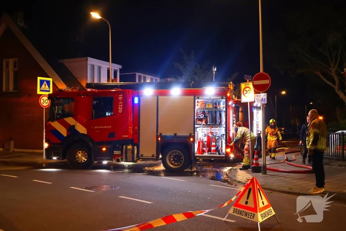 Auto op de kop bij brandend schoolgebouw tijdens grote brandweeroefening