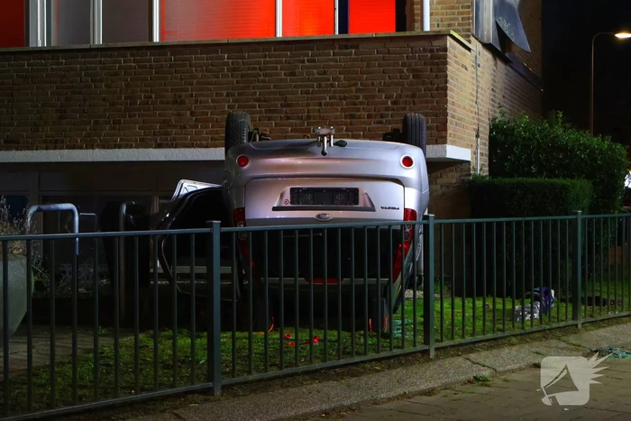 Auto op de kop bij brandend schoolgebouw tijdens grote brandweeroefening