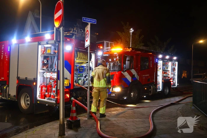 Auto op de kop bij brandend schoolgebouw tijdens grote brandweeroefening