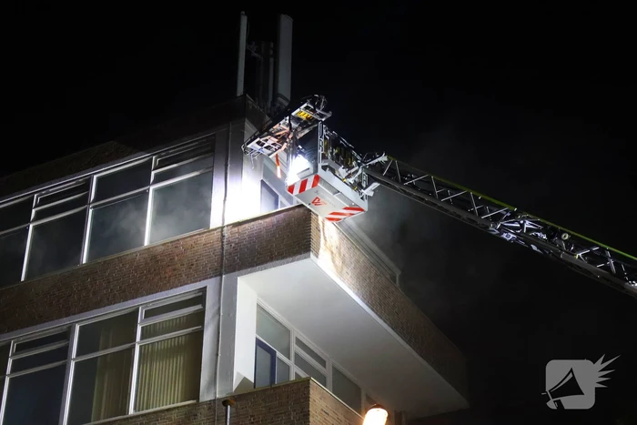 Auto op de kop bij brandend schoolgebouw tijdens grote brandweeroefening