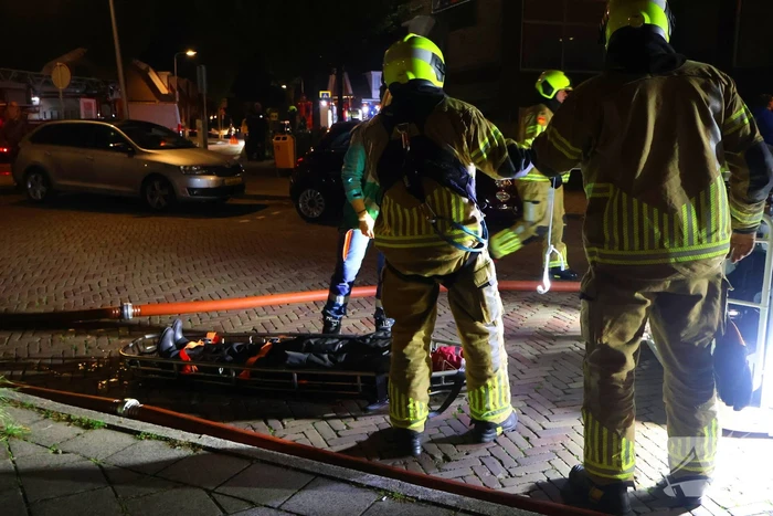 Auto op de kop bij brandend schoolgebouw tijdens grote brandweeroefening