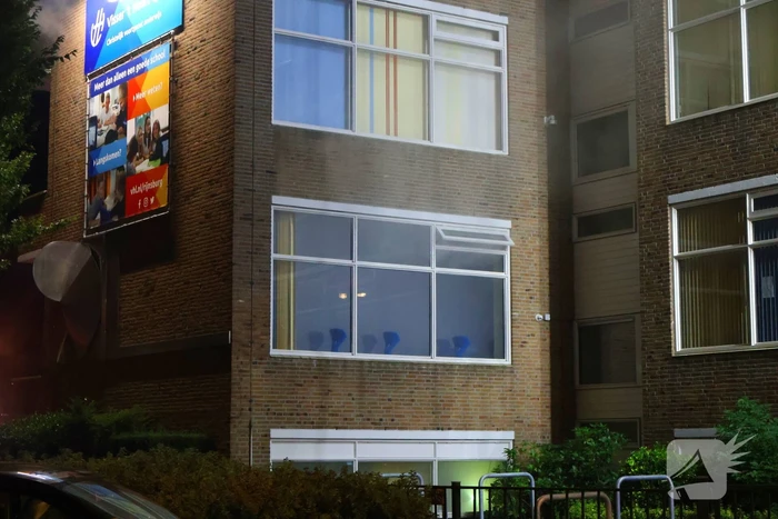 Auto op de kop bij brandend schoolgebouw tijdens grote brandweeroefening