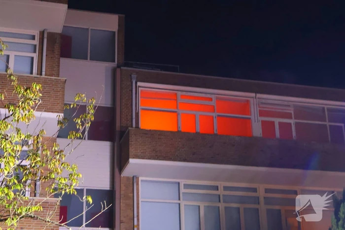 Auto op de kop bij brandend schoolgebouw tijdens grote brandweeroefening