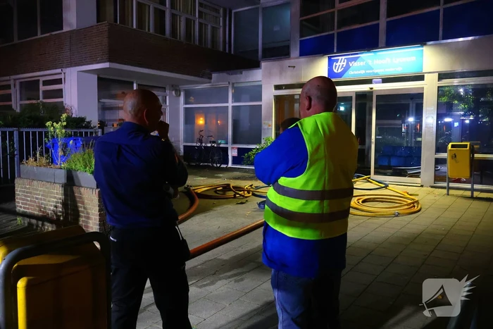 Auto op de kop bij brandend schoolgebouw tijdens grote brandweeroefening