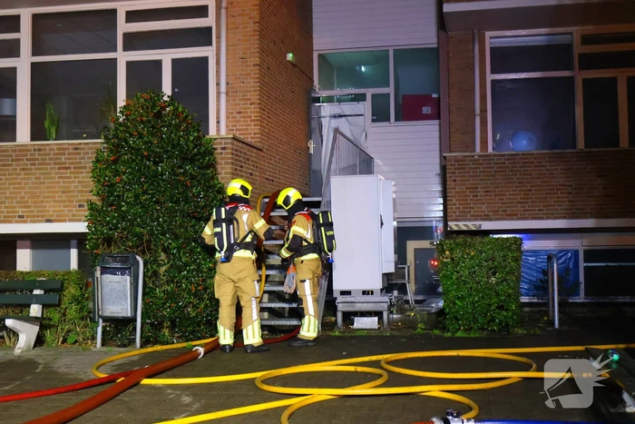 Auto op de kop bij brandend schoolgebouw tijdens grote brandweeroefening