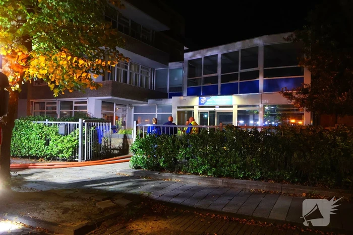 Auto op de kop bij brandend schoolgebouw tijdens grote brandweeroefening