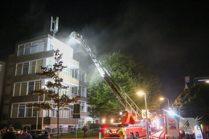 Auto op de kop bij brandend schoolgebouw tijdens grote brandweeroefening