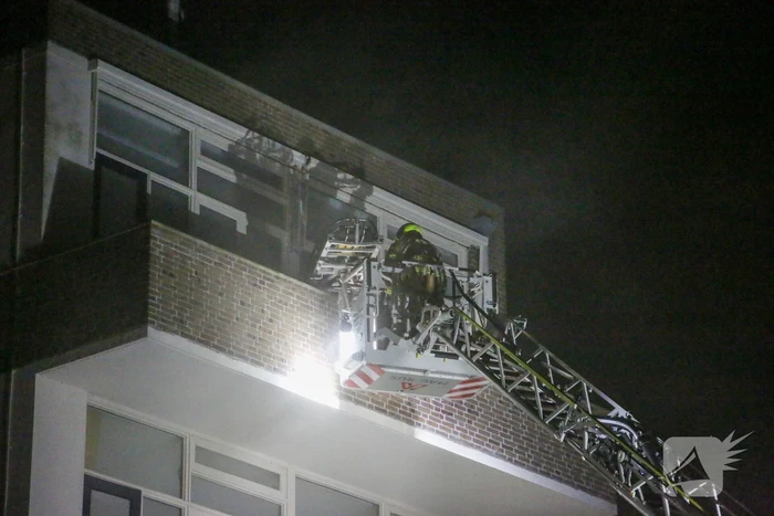 Auto op de kop bij brandend schoolgebouw tijdens grote brandweeroefening