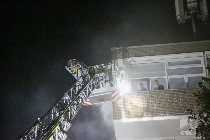 Auto op de kop bij brandend schoolgebouw tijdens grote brandweeroefening