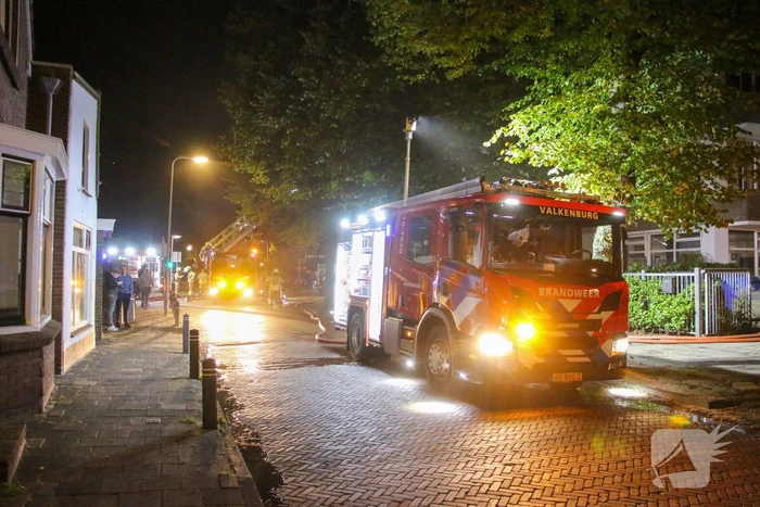 Auto op de kop bij brandend schoolgebouw tijdens grote brandweeroefening