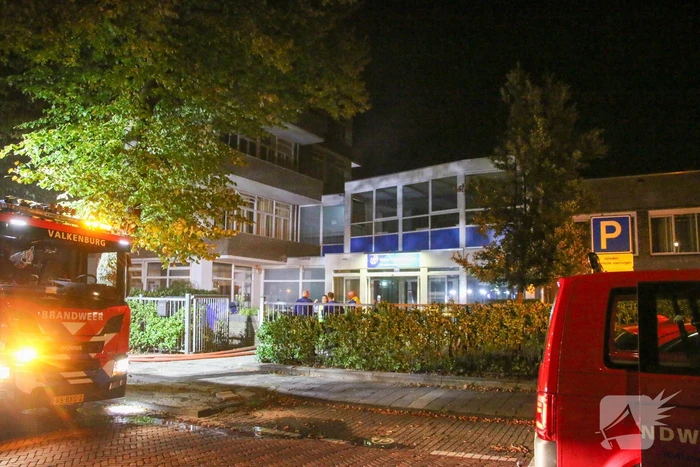 Auto op de kop bij brandend schoolgebouw tijdens grote brandweeroefening