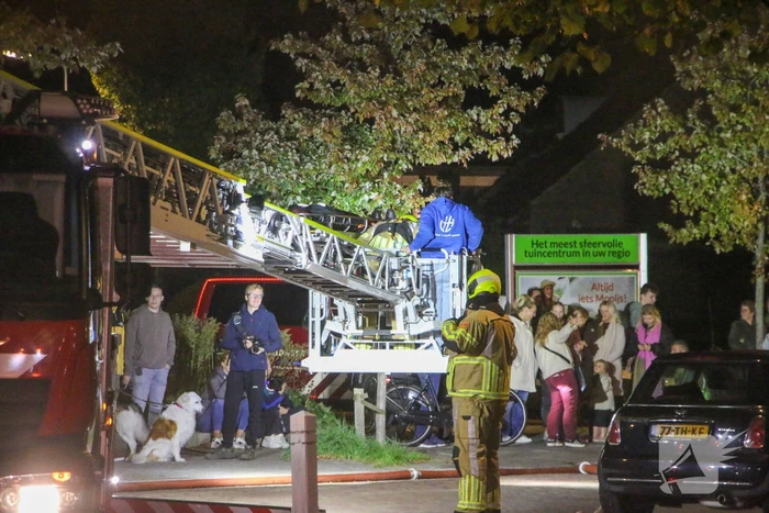 Auto op de kop bij brandend schoolgebouw tijdens grote brandweeroefening