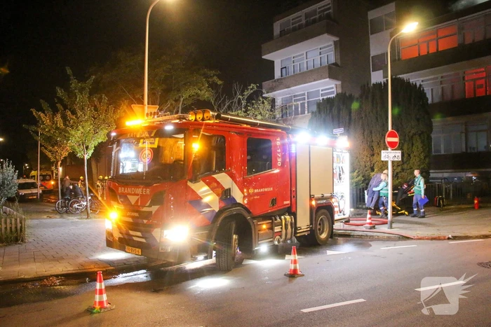 Auto op de kop bij brandend schoolgebouw tijdens grote brandweeroefening