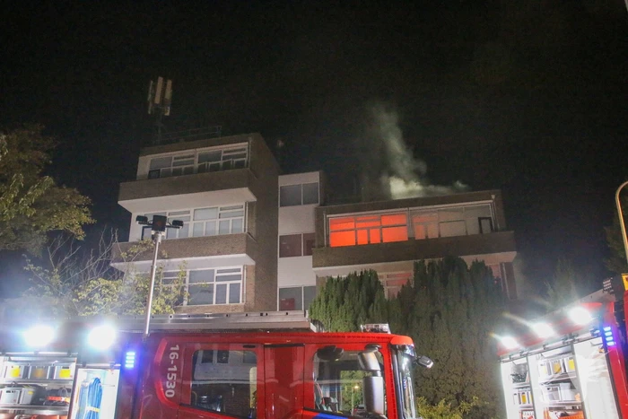Auto op de kop bij brandend schoolgebouw tijdens grote brandweeroefening