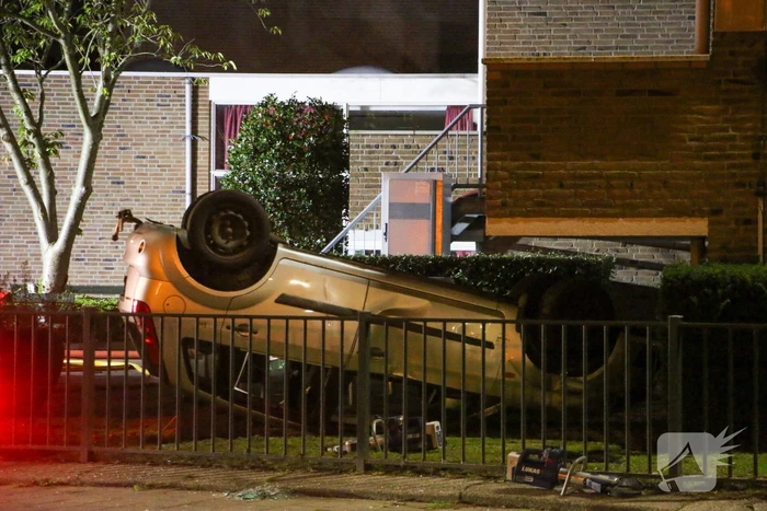 Auto op de kop bij brandend schoolgebouw tijdens grote brandweeroefening