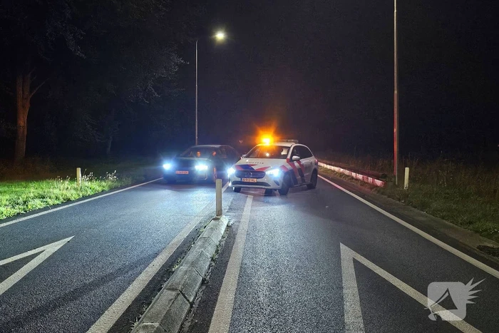 Bestelbus klapt achterop auto, bestuurder rijdt door