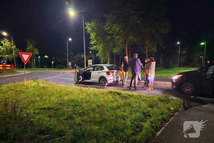 Bestelbus klapt achterop auto, bestuurder rijdt door