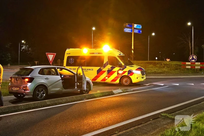Bestelbus klapt achterop auto, bestuurder rijdt door