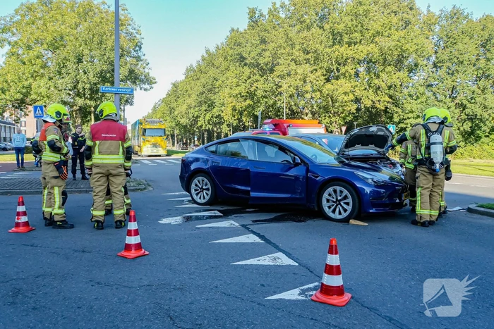 Auto's botsen op elkaar bij kruising