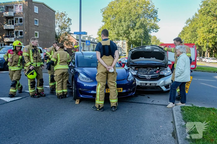 Auto's botsen op elkaar bij kruising