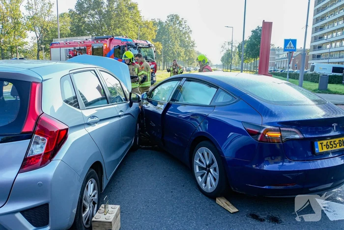 Auto's botsen op elkaar bij kruising