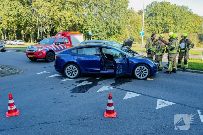 Auto's botsen op elkaar bij kruising