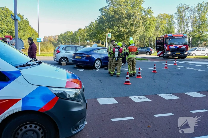 Auto's botsen op elkaar bij kruising