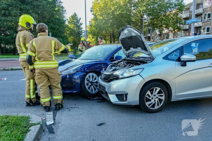 Auto's botsen op elkaar bij kruising