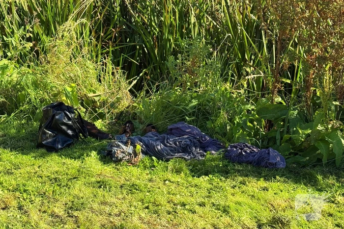 Brandweer doorzoekt sloot na aantreffen kleding langs waterkant