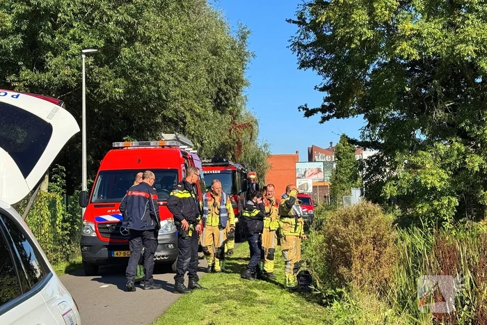 Brandweer doorzoekt sloot na aantreffen kleding langs waterkant