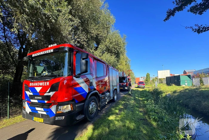 Brandweer doorzoekt sloot na aantreffen kleding langs waterkant