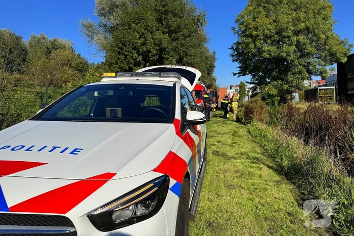 Brandweer doorzoekt sloot na aantreffen kleding langs waterkant