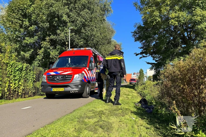 Brandweer doorzoekt sloot na aantreffen kleding langs waterkant