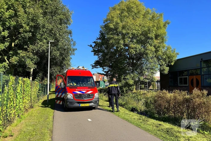 Brandweer doorzoekt sloot na aantreffen kleding langs waterkant