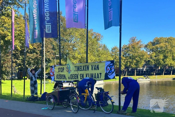 Aandacht vragende demonstranten hinderen verkeer