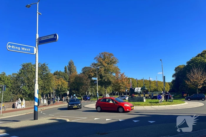 Aandacht vragende demonstranten hinderen verkeer