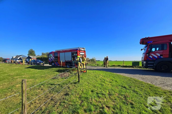 Brandweer schaalt op bij brand in loods