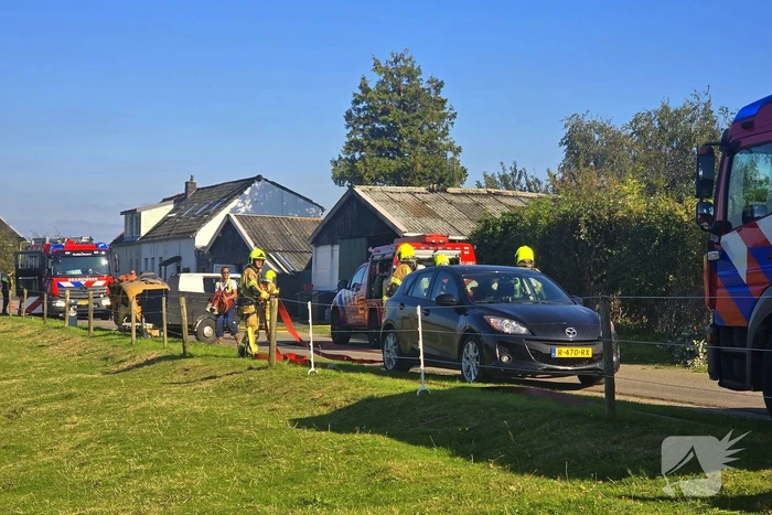 Brandweer schaalt op bij brand in loods