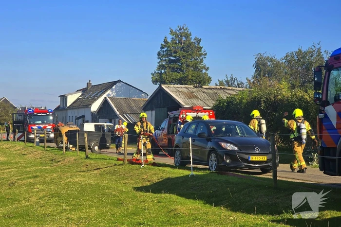 Brandweer schaalt op bij brand in loods