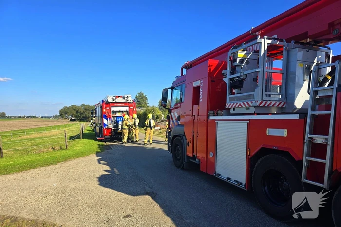 Brandweer schaalt op bij brand in loods