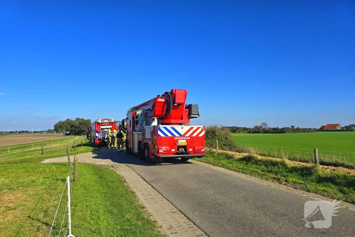 Brandweer schaalt op bij brand in loods