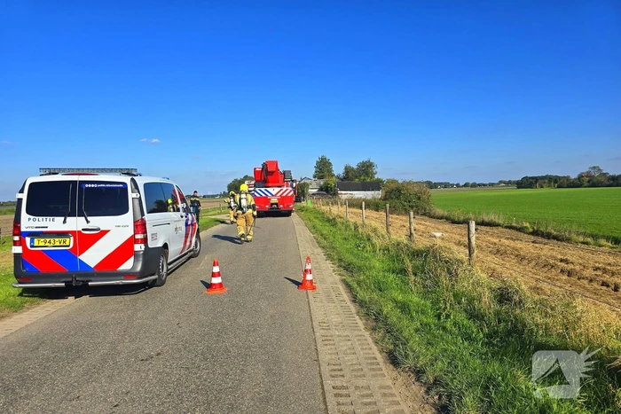 Brandweer schaalt op bij brand in loods