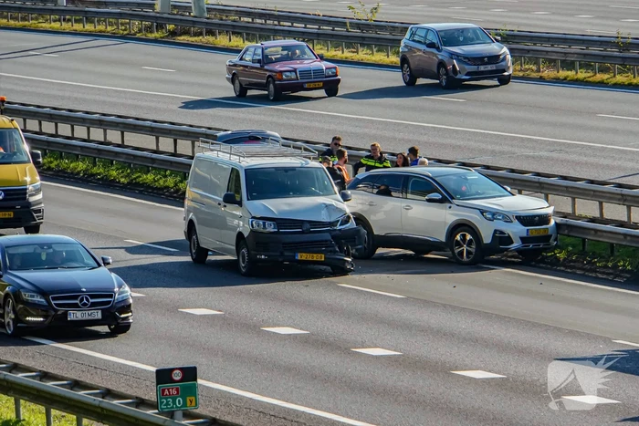 Rijbanen afgesloten wegens ongeval met meerdere voertuigen