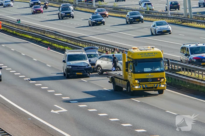 Rijbanen afgesloten wegens ongeval met meerdere voertuigen
