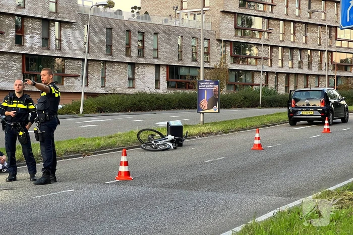 Bezorger op fiets gewond bij aanrijding met auto
