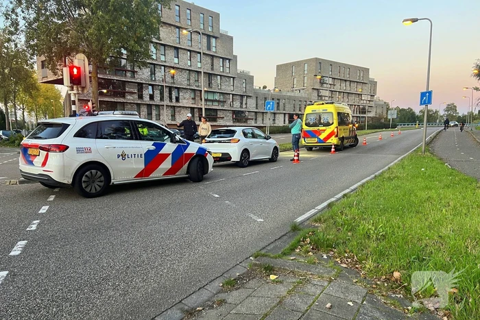 Bezorger op fiets gewond bij aanrijding met auto